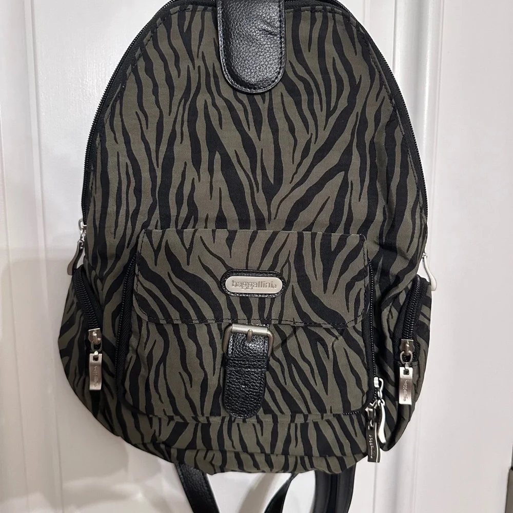 Baggallini small animal print NWOT tags backpack. - Picture 1 of 11